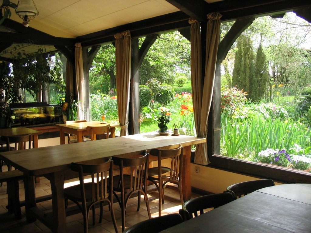 Salle de restaurant - Ferme Auberge de la Lionnière - Vue Jardin