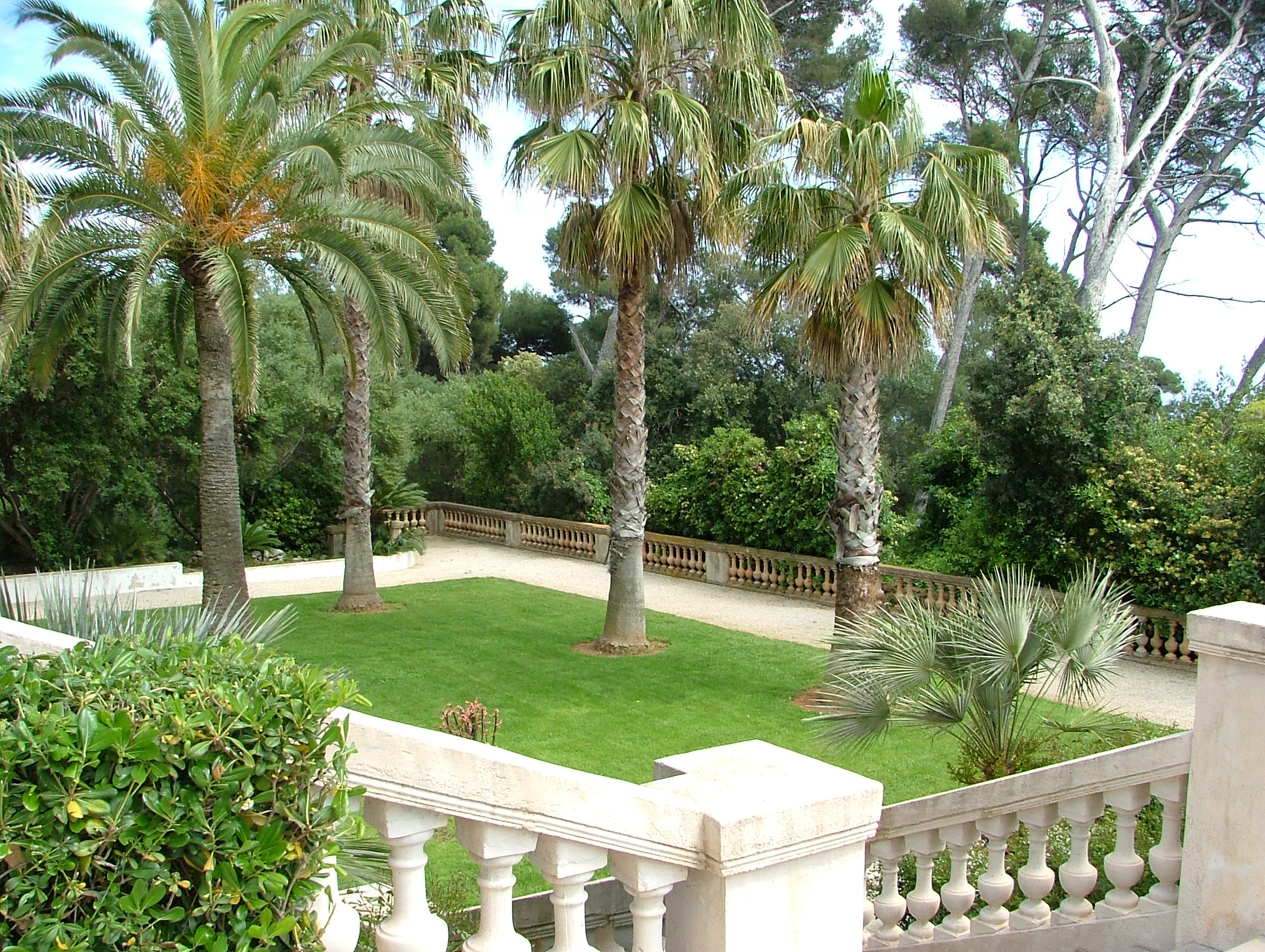 Carte Postale Ancienne Antibes - Villa Eilenroc & Allée Des Palmiers (06, Voyagée)