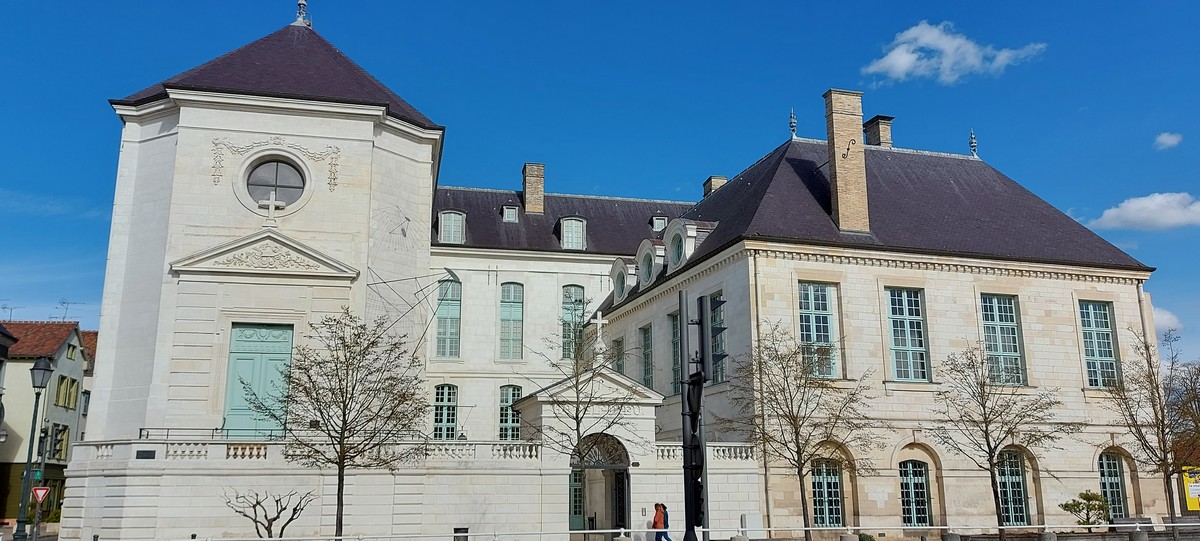 Troyes : Visite vitrail du mois - Le buveur de Champagne (1874)